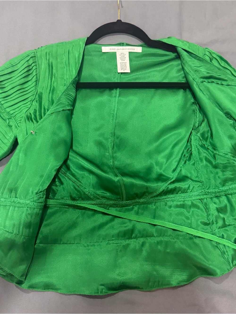 DVF Diane von Furstenberg Green 100% Silk Pleated Short Sleeve Wrap Tie Top 2 - Picture 10 of 11